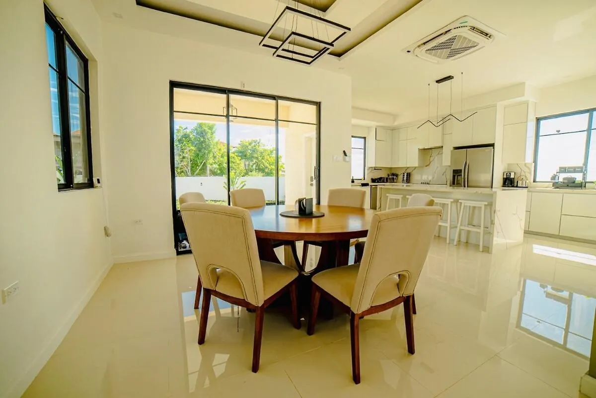 Calabura Villa Whitehouse